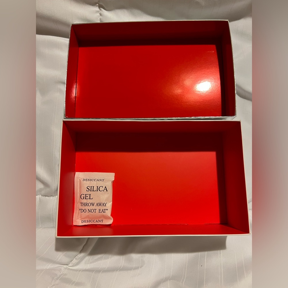 New! MAC Cosmetics Gift Box - Picture 3 of 3